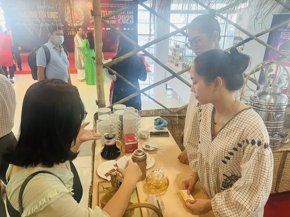 Khách thưởng thức ẩm thực tại cuộc họp giới thiệu Ngày hội Văn hóa - Ẩm thực Đông Nam Á - Việt Nam