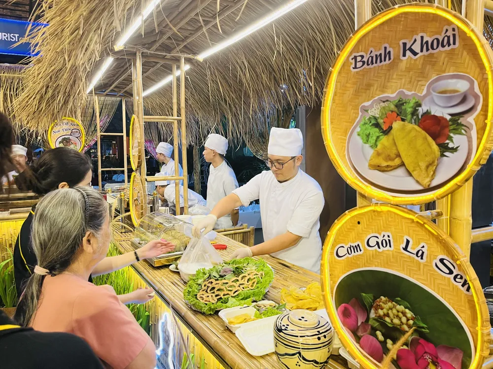 Du khách tại ngày hội ẩm thực diễn ra trên địa bàn TPHCM