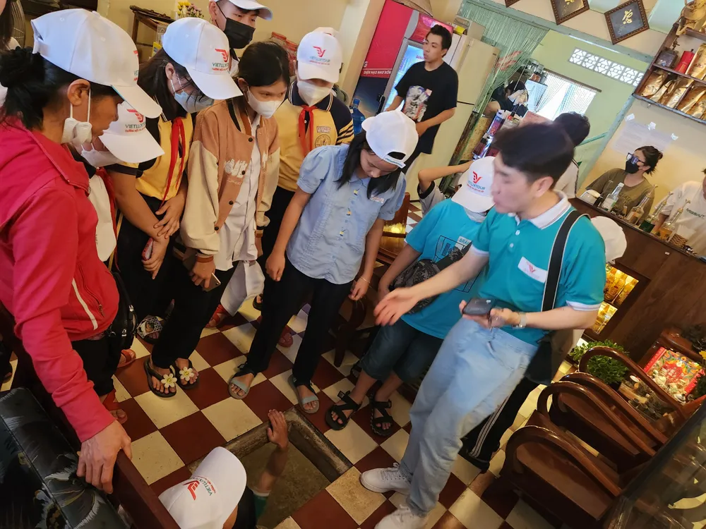 Các em nhỏ tìm hiểu về căn hầm bí mật trong quán Cà phê Đỗ Phủ - Cơm tấm Đại Hàn (113A Đặng Dung, quận 1) - nơi hoạt động của biệt động Sài Gòn