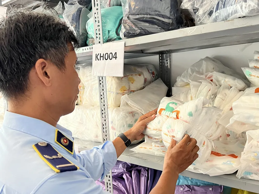 Quản lý thị trường TPHCM kiểm tra hàng hóa vi phạm Quản lý thị trường TPHCM kiểm tra hàng hóa vi phạm