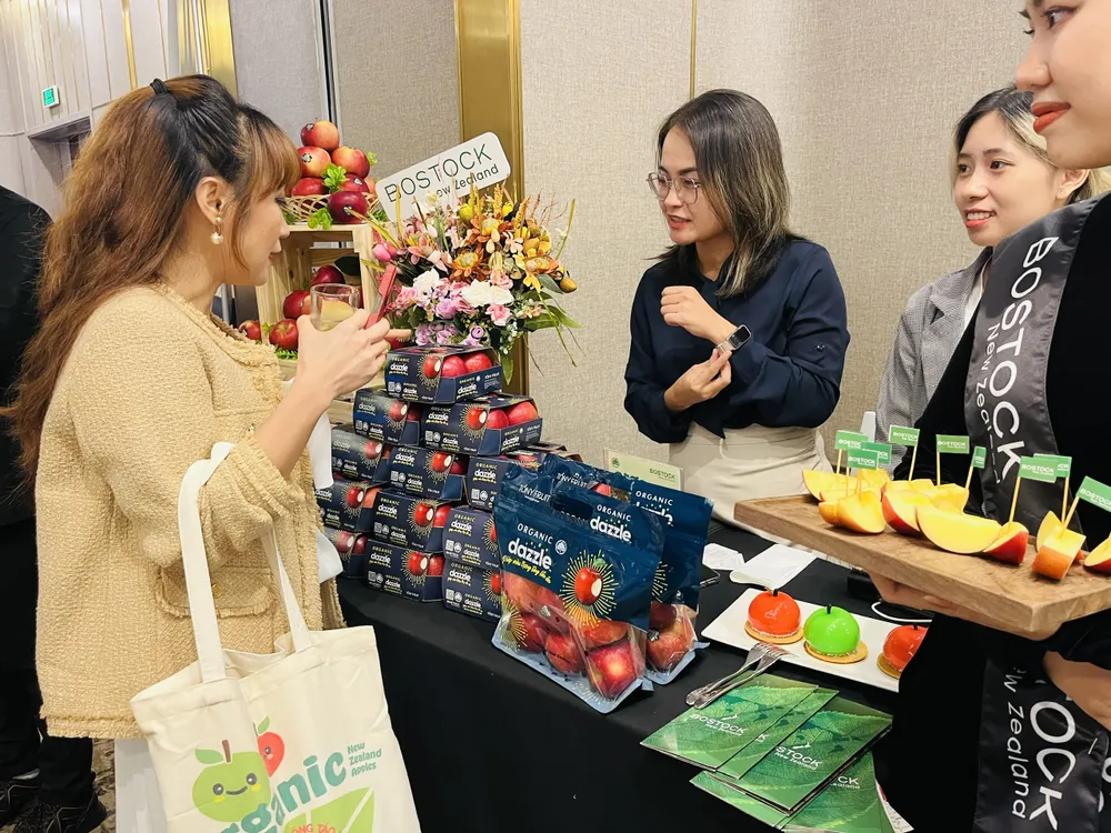 Khách hàng tìm hiểu các loại trái cây tại chiến dịch "New Zealand Made With Care" Khách hàng tìm hiểu các loại trái cây tại chiến dịch "New Zealand Made With Care"