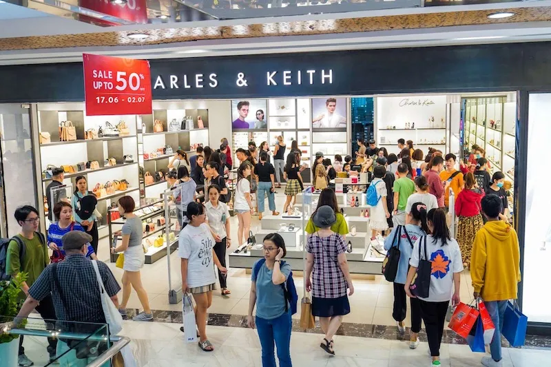 Khách chọn mua hàng khuyến mãi