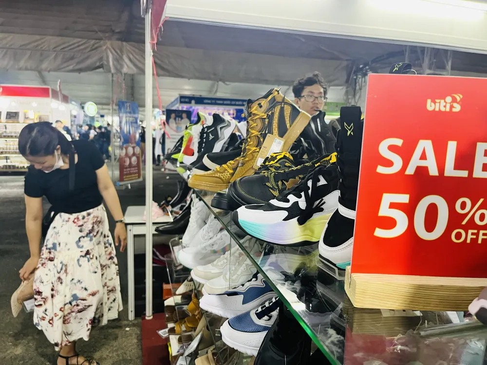 Khách chọn mua giày tại Hội chợ khuyến mãi Shopping Season