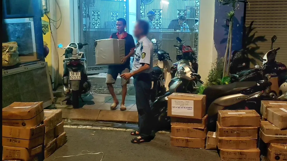 Quản lý thị trường TPHCM kiểm tra hàng hóa vi phạm tại kho hàng