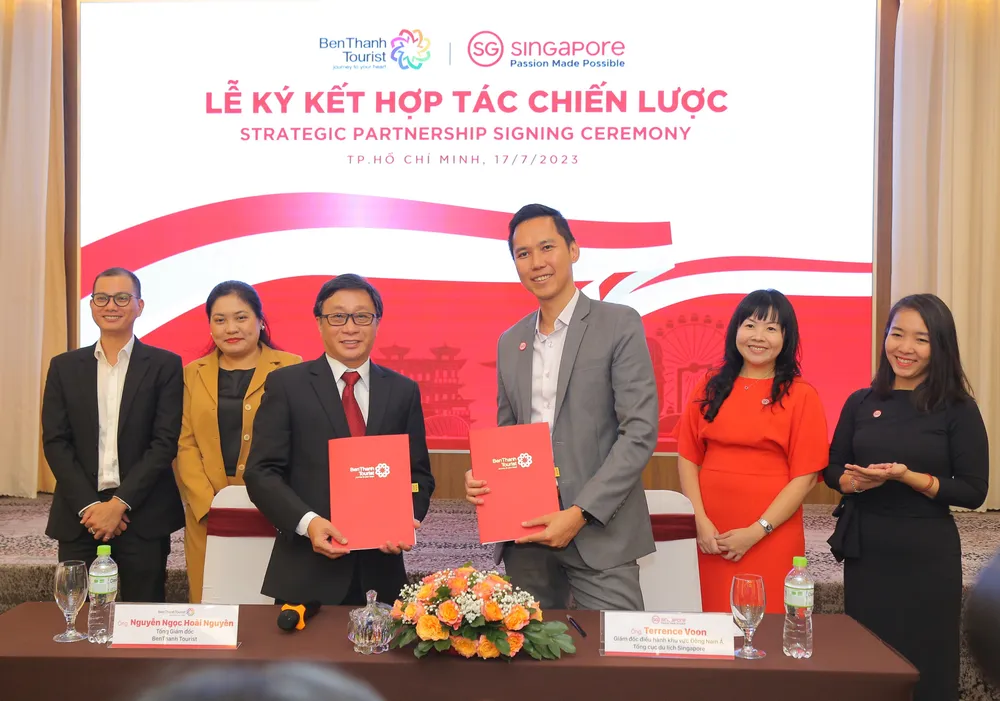 Lễ ký kết giữa đại diện Tổng cục Du lịch Singapore và BenThanhTourist trưa 17-7