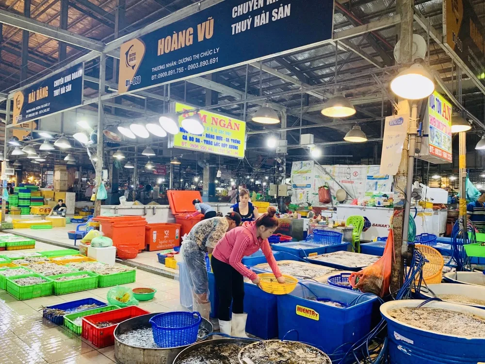 Tiểu thương kinh doanh tại chợ đầu mối Bình Điền