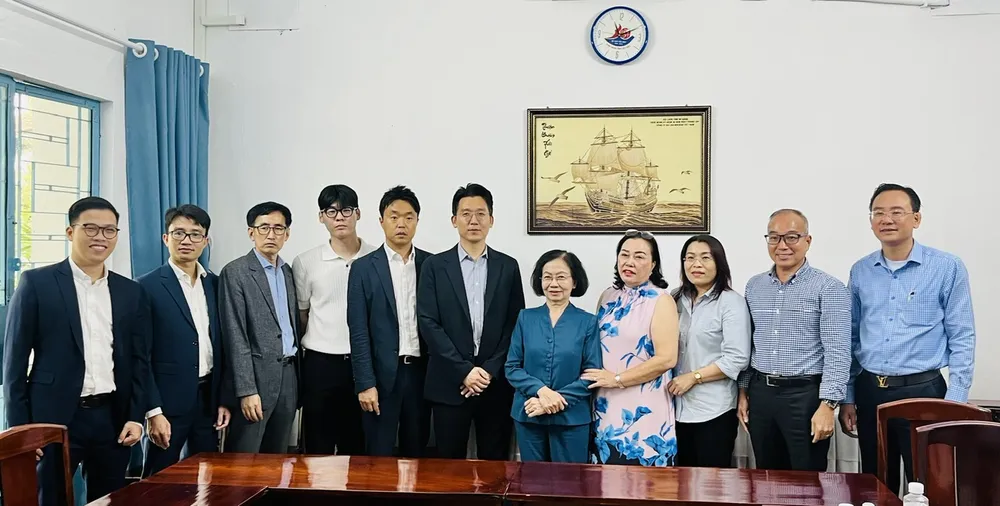 Bà Nguyễn Thị Khánh (áo xanh ở giữa) cùng các doanh nghiệp du lịch TPHCM tiếp đoàn đại diện TP Buyeo, tỉnh Chungcheongnam - do (Hàn Quốc), trưa 25-7