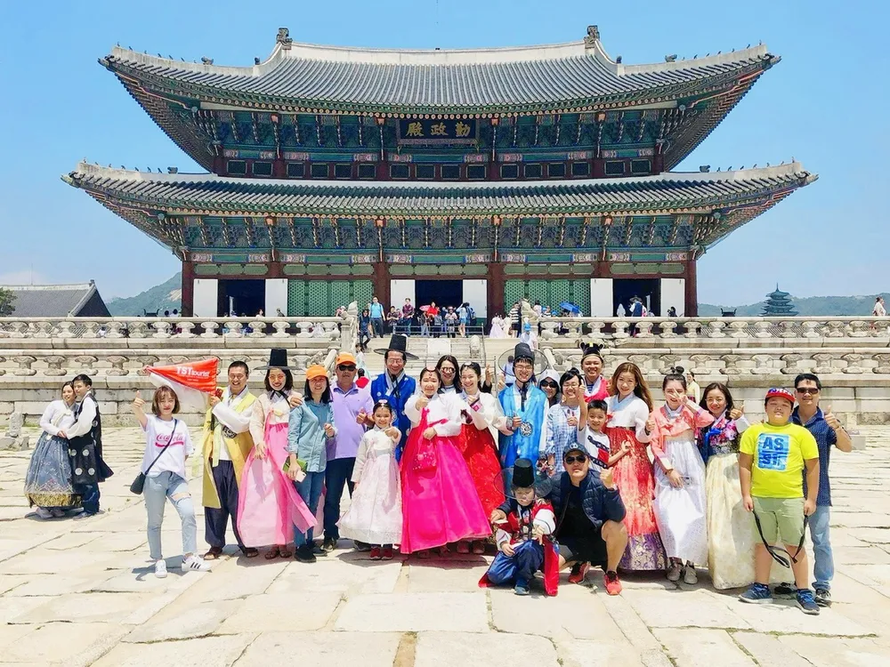 Đoàn khách Việt Nam tham quan Hàn Quốc do TST Tourist tổ chức