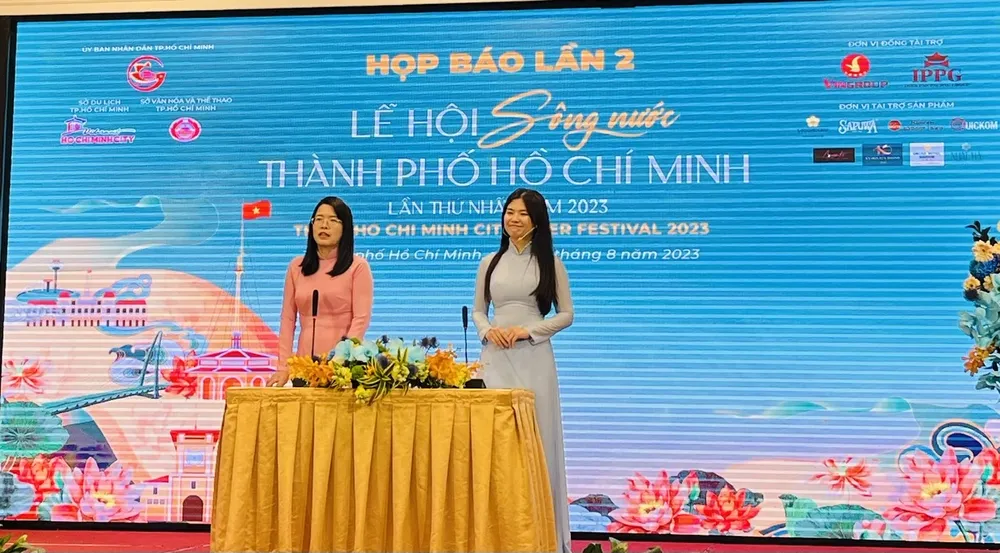 Bà Nguyễn Thị Ánh Hoa trao đổi tại buổi họp báo, chiều 1-8 Bà Nguyễn Thị Ánh Hoa trao đổi tại buổi họp báo, chiều 1-8