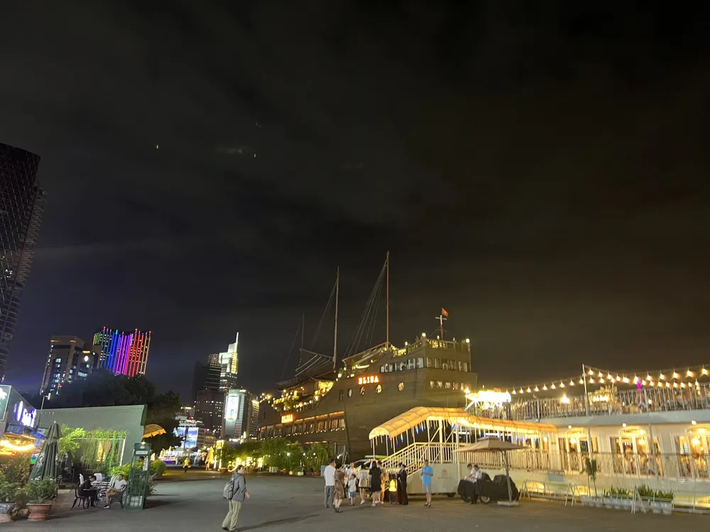 Tàu đưa khách dạo sông Sài Gòn, chiêm ngưỡng vẻ đẹp quận 1, TP Thủ Đức về đêm Tàu đưa khách dạo sông Sài Gòn, chiêm ngưỡng vẻ đẹp quận 1, TP Thủ Đức về đêm