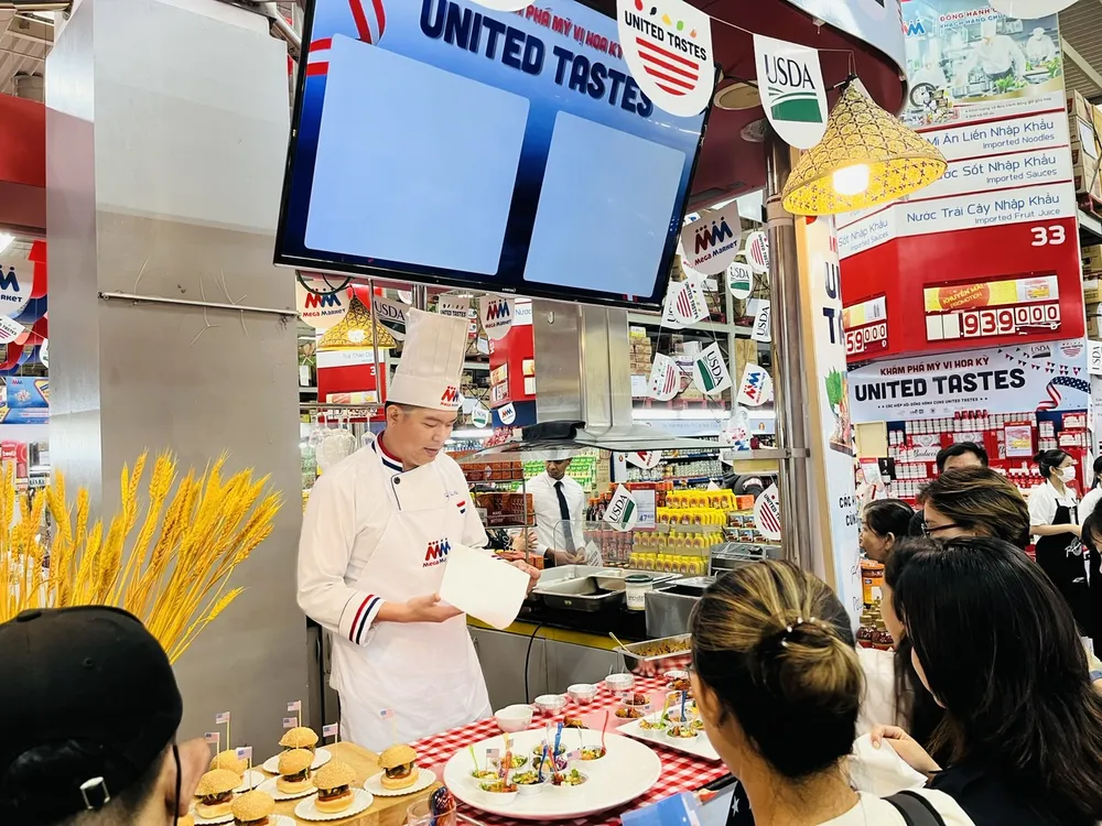 Khách thưởng thức ẩm thực Hoa Kỳ tại siêu thị MM Mega Market An Phú chiều 3-8 Khách thưởng thức ẩm thực Hoa Kỳ tại siêu thị MM Mega Market An Phú chiều 3-8
