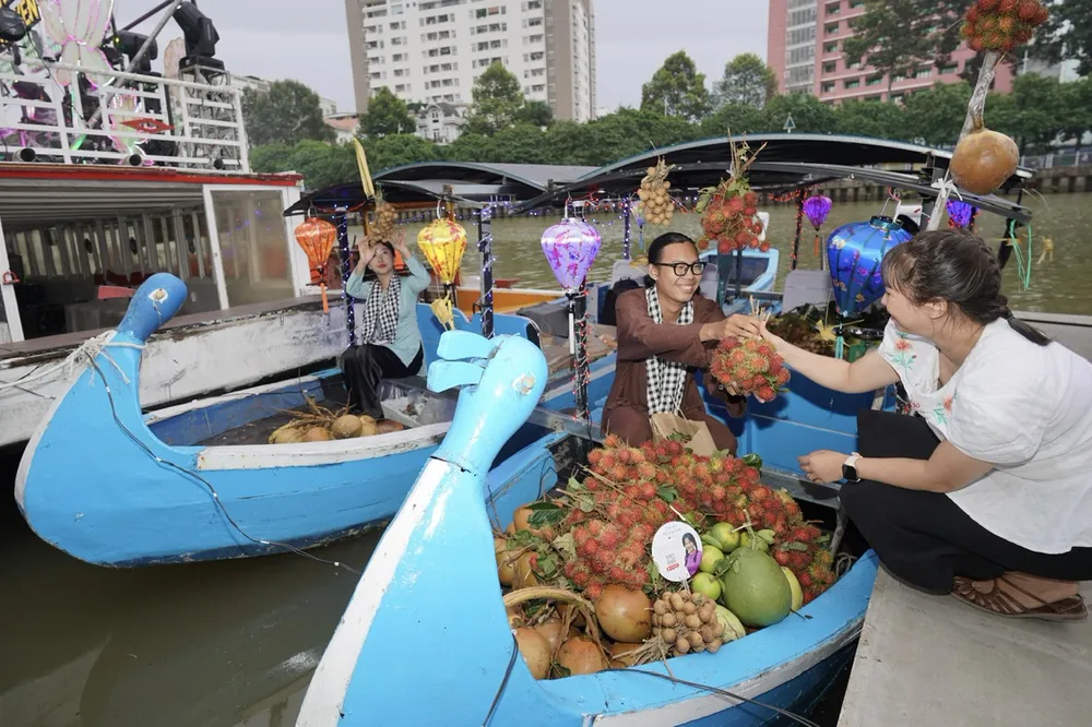 Không gian "Trên bến dưới thuyền" thu hút khách tham quan, mua trái cây đặc sản. Ảnh: HOÀNG HÙNG Không gian "Trên bến dưới thuyền" thu hút khách tham quan, mua trái cây đặc sản. Ảnh: HOÀNG HÙNG