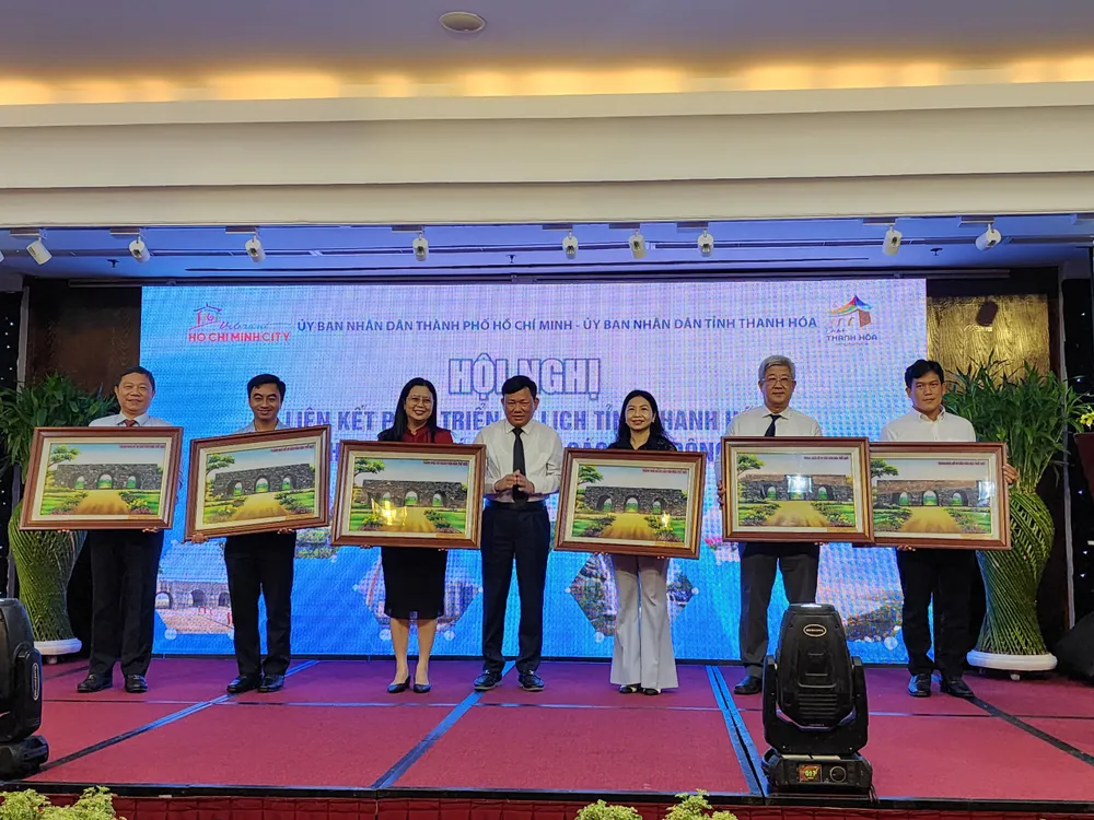 Bức tranh Di sản Văn hóa Thế giới Thành nhà Hồ được lãnh đạo tỉnh Thanh Hóa tặng cho các đại biểu Bức tranh Di sản Văn hóa Thế giới Thành nhà Hồ được lãnh đạo tỉnh Thanh Hóa tặng cho các đại biểu