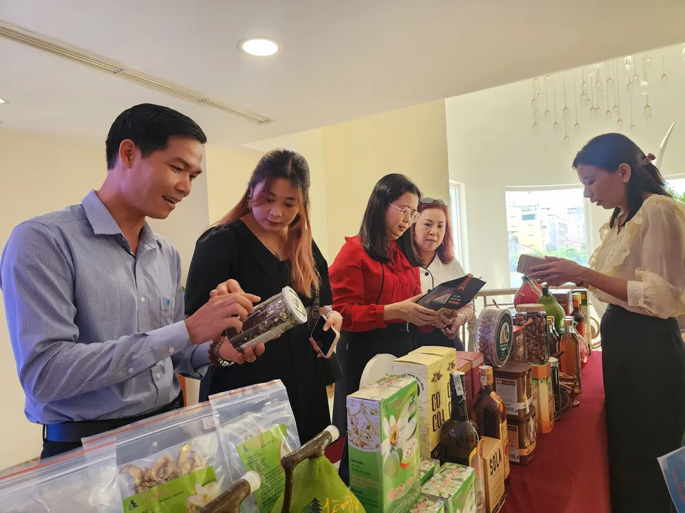 Khách tìm hiểu về các món đặc sản của Thanh Hóa tại hội nghị chiều 25-8 Khách tìm hiểu về các món đặc sản của Thanh Hóa tại hội nghị chiều 25-8