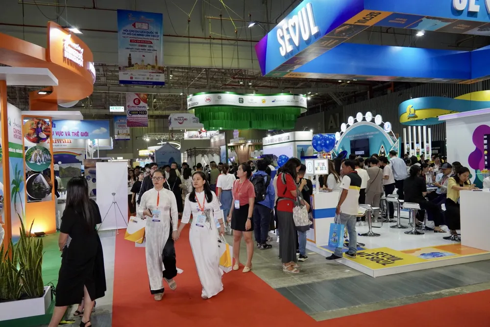 Khách tham quan các gian hàng sáng 7-9. Ảnh: HOÀNG HÙNG