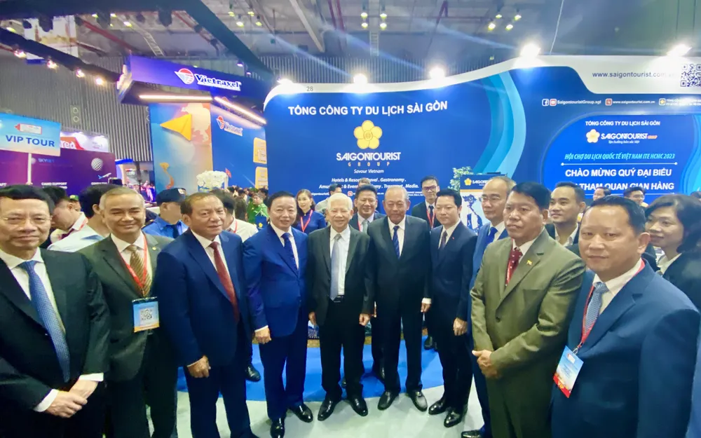 Các đại biểu tham quan gian hàng của Tổng Công ty Du lịch Sài Gòn