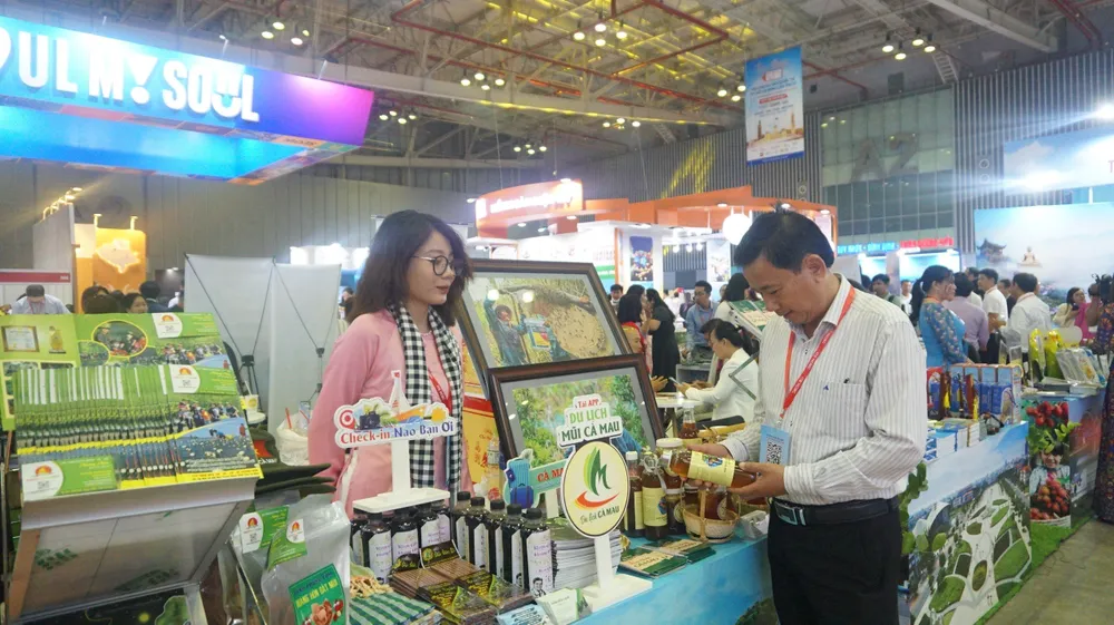 Khách hàng tìm hiểu về đặc sản cũng như sản phẩm chăm sóc sức khỏe tại ITE HCMC 2023 Khách hàng tìm hiểu về đặc sản cũng như sản phẩm chăm sóc sức khỏe tại ITE HCMC 2023