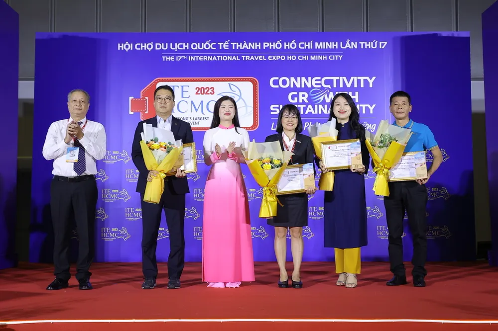 Một số doanh nghiệp được vinh danh vì những đóng góp tích cực cho hội chợ năm nay