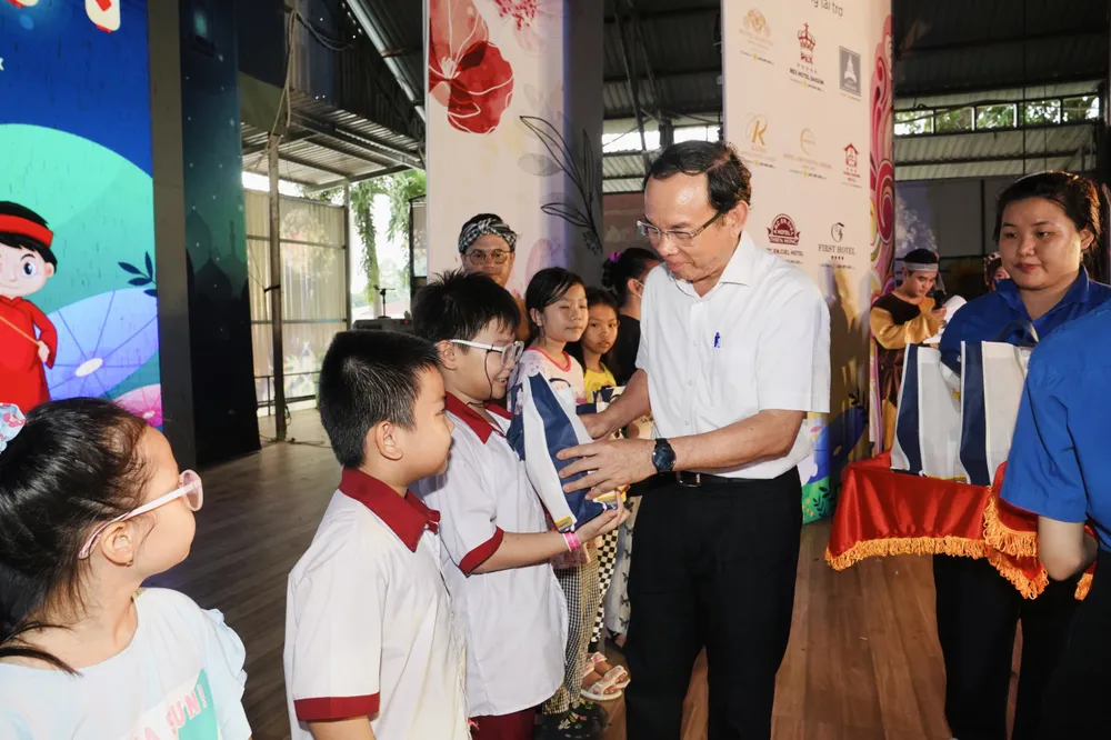 Bí thư Thành ủy TPHCM Nguyễn Văn Nên tặng quà các em nhỏ