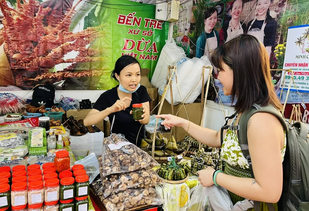 Khách mua hàng tại Lễ hội “Rạng danh văn hóa ẩm thực Việt 2023”
