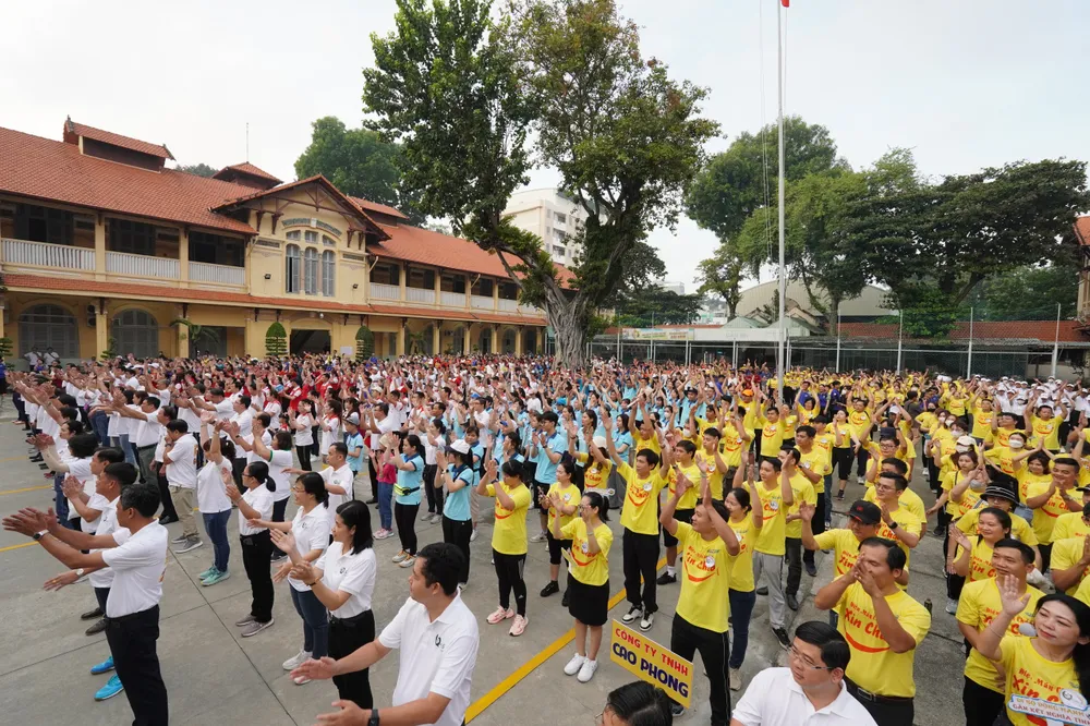 Hàng ngàn người lao động, doanh nhân... cùng tham gia đi bộ gây quỹ hỗ trợ hoàn cảnh khó khăn. Ảnh: HOÀNG HÙNG