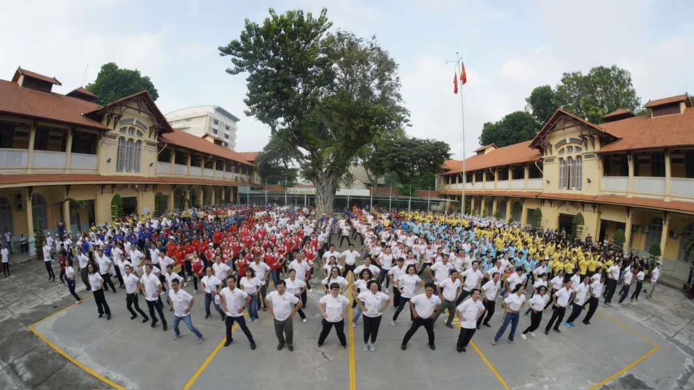 Hơn 1.000 người khởi động trước khi đi bộ quãng đường dài gần 3km. Ảnh: HOÀNG HÙNG