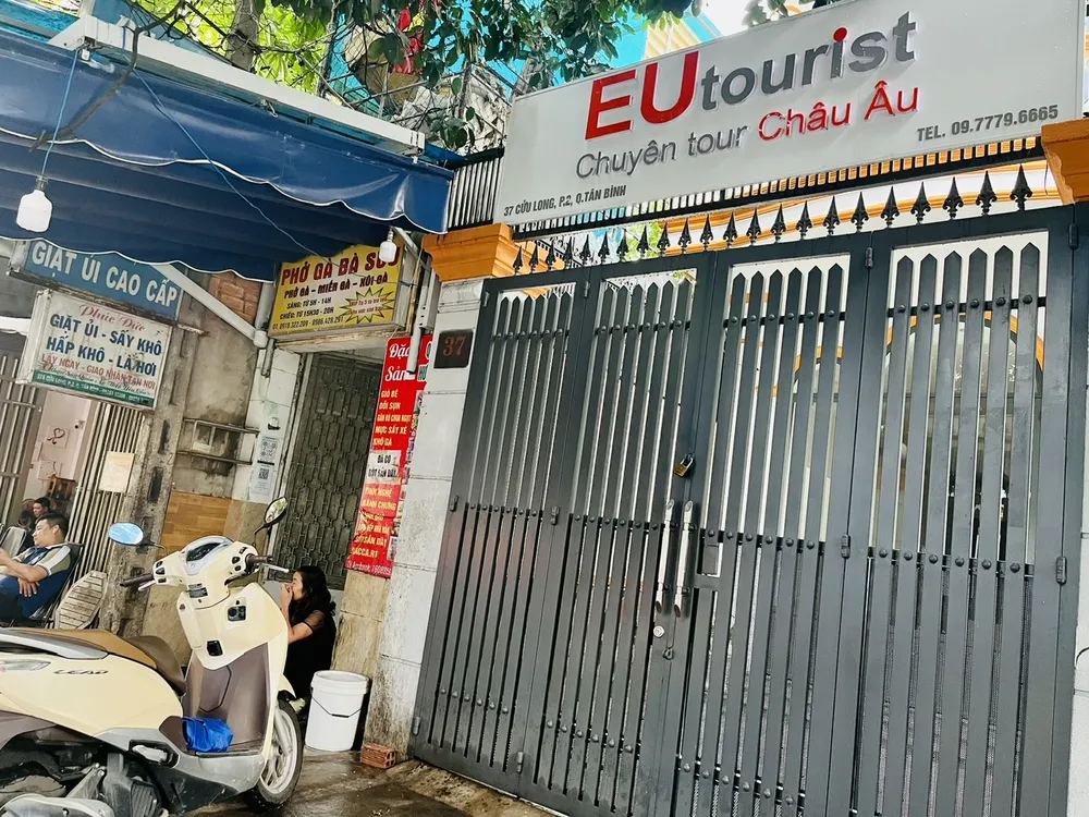 Mặc dù đang trong giờ làm việc nhưng EUtourist trái cửa. Ảnh chụp chiều 2-11. Ảnh: GIA HÂN Mặc dù đang trong giờ làm việc nhưng EUtourist trái cửa. Ảnh chụp chiều 2-11. Ảnh: GIA HÂN
