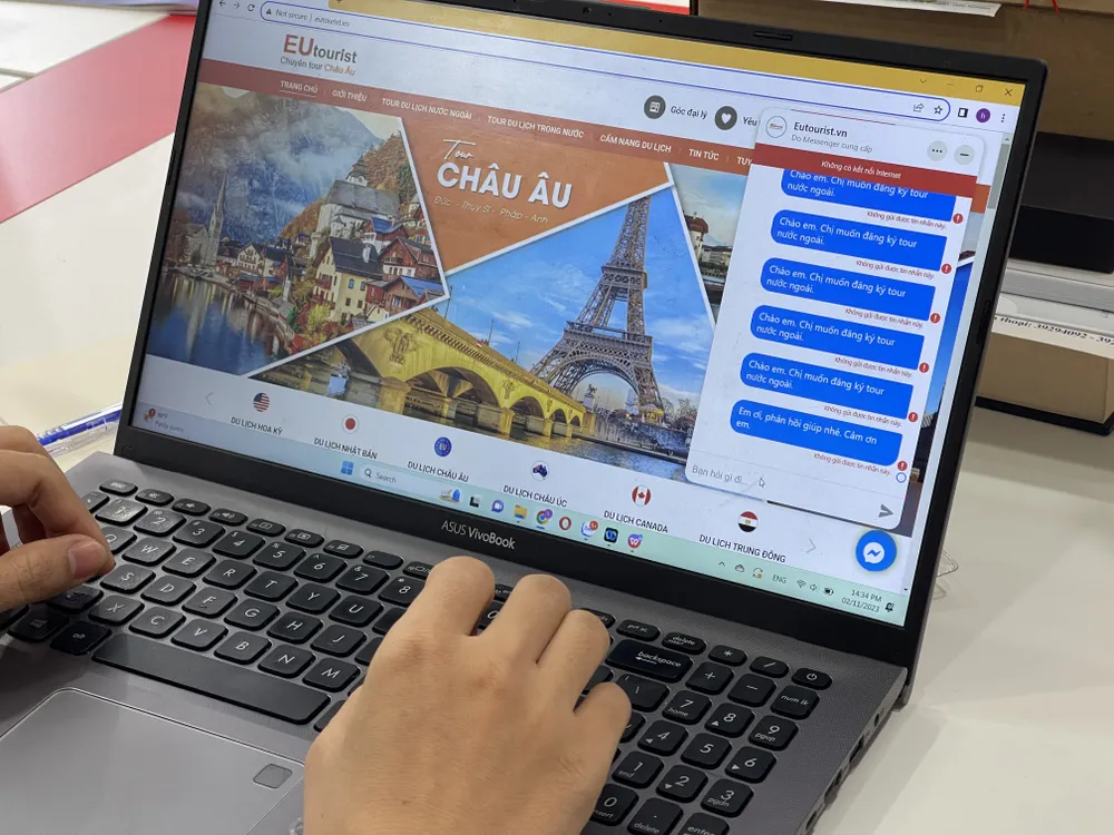Khách hàng không thể hỏi thông tin, đặt tour qua tin nhắn trên website EUtourist chiều 2-11. Ảnh: HOÀNG HÙNG Khách hàng không thể hỏi thông tin, đặt tour qua tin nhắn trên website EUtourist chiều 2-11. Ảnh: HOÀNG HÙNG