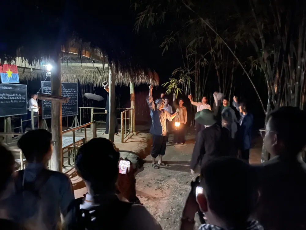 Du khách trải nghiệm tour &quot;Trăng chiến khu&quot; tại Khu di tích lịch sử địa đạo Củ Chi - một trong những đơn vị được Cục thuế TPHCM tôn vinh đợt này. Ảnh: HOÀNG HÙNG