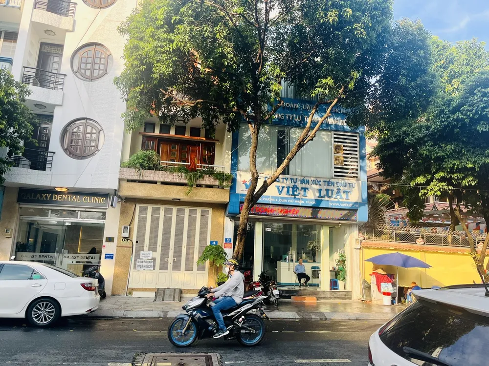 Địa chỉ số 2 Hoa Phượng (quận Phú Nhuận) thực tế là tòa nhà Công ty tư vấn xúc tiến đầu tư Việt Luật. Ảnh chụp chiều 2-11. Ảnh: GIA HÂN Địa chỉ số 2 Hoa Phượng (quận Phú Nhuận) thực tế là tòa nhà Công ty tư vấn xúc tiến đầu tư Việt Luật. Ảnh chụp chiều 2-11. Ảnh: GIA HÂN