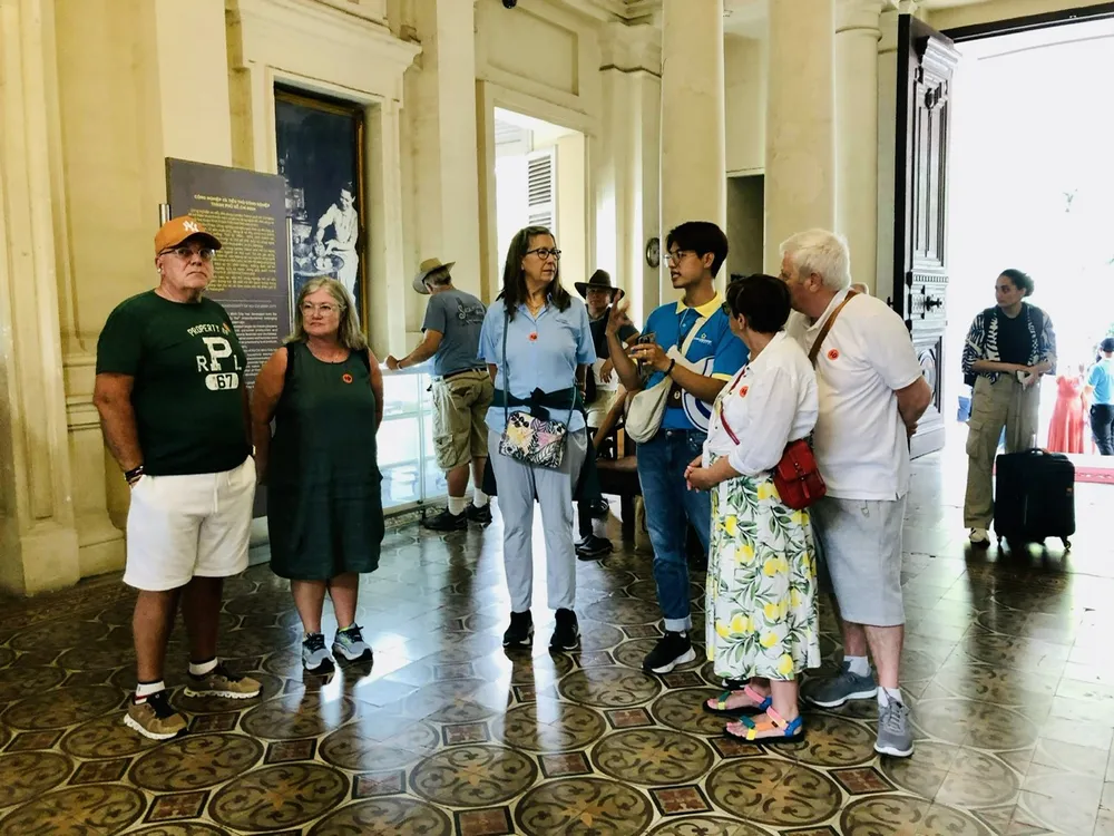 Đoàn khách tàu biển tham quan Bảo tàng TPHCM, sáng 10-11