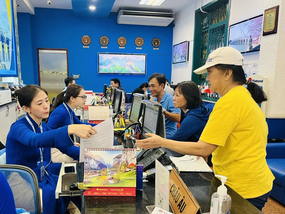 Khách tìm hiểu tour tết tại Công ty Vietravel ngày 15-11 Khách tìm hiểu tour tết tại Công ty Vietravel ngày 15-11