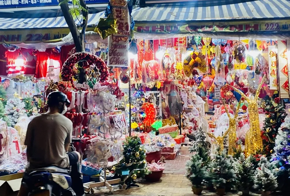 Các mặt hàng trang trí Noel năm nay khá phong phú, nhiều sự lựa chọn cho khách hàng. Ảnh: HẢI NGỌC Các mặt hàng trang trí Noel năm nay khá phong phú, nhiều sự lựa chọn cho khách hàng. Ảnh: HẢI NGỌC