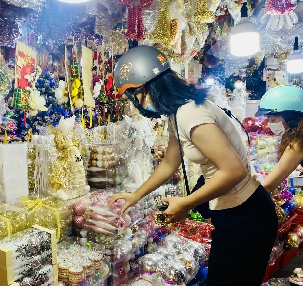 Khách mua đồ trang trí Noel trên đường Hải Thượng Lãn Ông, quận 5, TPHCM. Ảnh: HẢI NGỌC Khách mua đồ trang trí Noel trên đường Hải Thượng Lãn Ông, quận 5, TPHCM. Ảnh: HẢI NGỌC