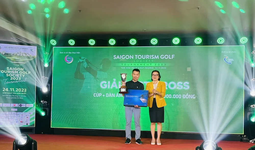 Bà Bùi Thị Ngọc Hiếu trao giải cho golfer đạt giải Bà Bùi Thị Ngọc Hiếu trao giải cho golfer đạt giải