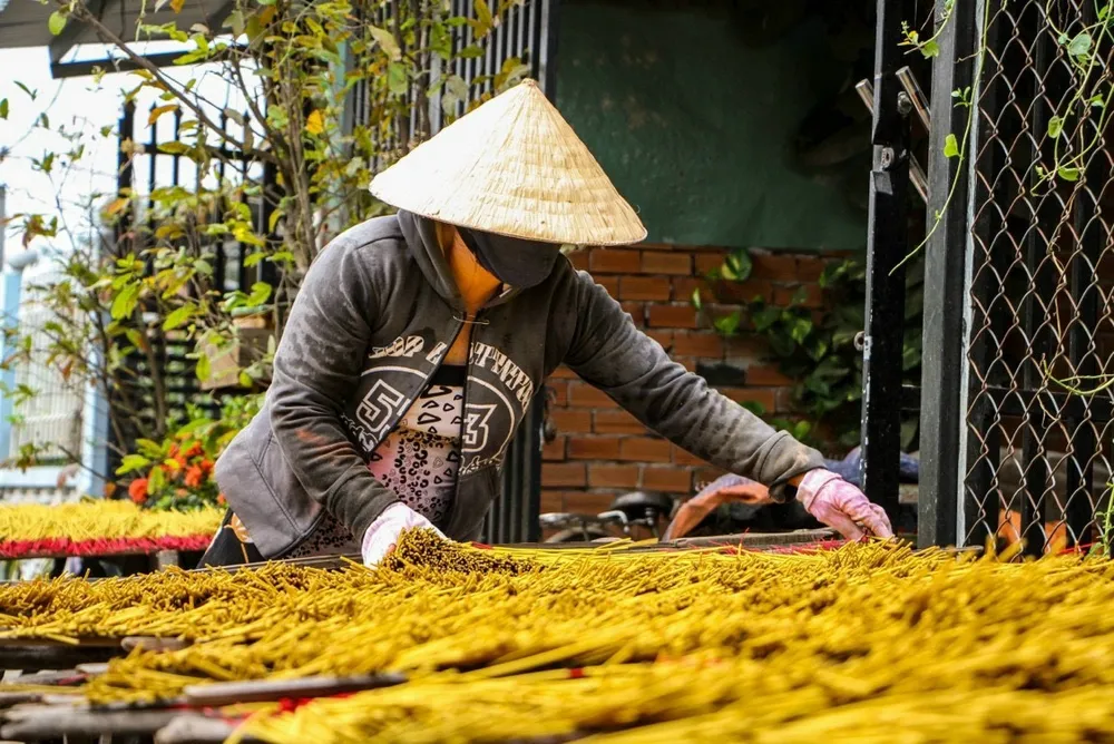 Người dân se nhang tại huyện Bình Chánh Người dân se nhang tại huyện Bình Chánh