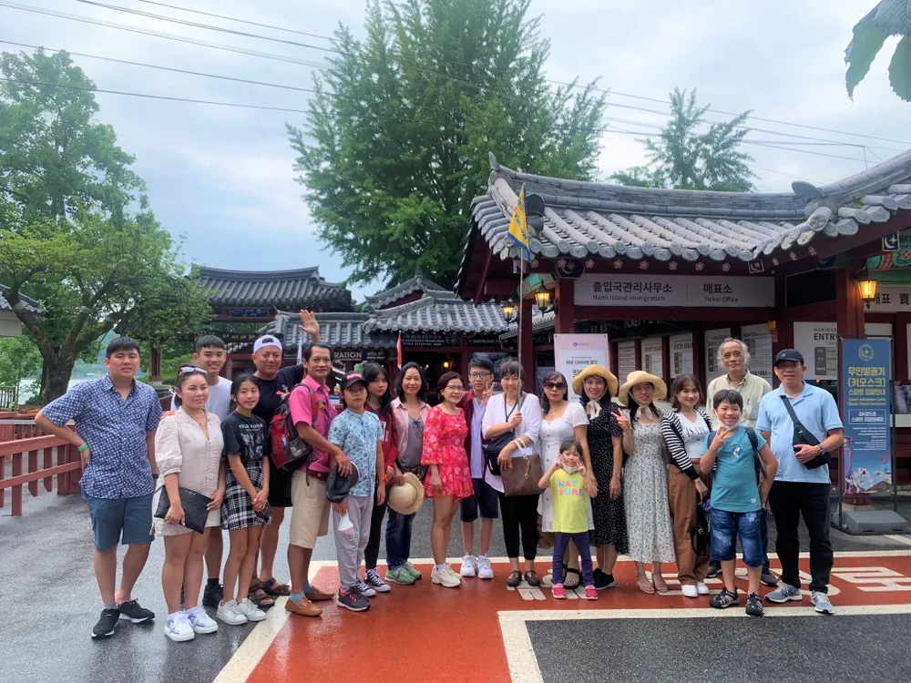 Đoàn khách Việt Nam tham quan một điểm đến tại Hàn Quốc Đoàn khách Việt Nam tham quan một điểm đến tại Hàn Quốc