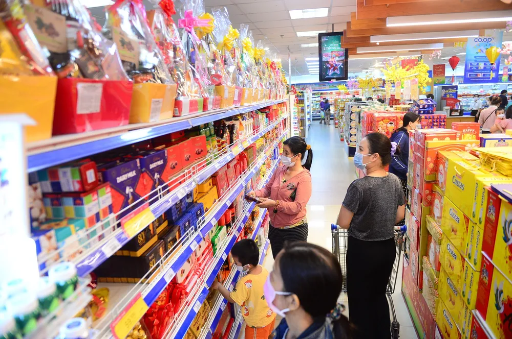 Khách chọn mua hàng tết tại siêu thị Co.opmart. Ảnh: QUANG ĐỊNH Khách chọn mua hàng tết tại siêu thị Co.opmart. Ảnh: QUANG ĐỊNH