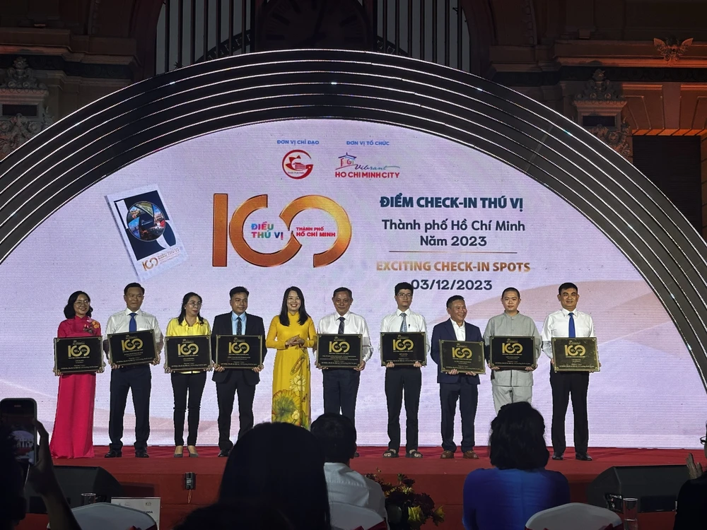 Bà Nguyễn Thị Ánh Hoa, Giám đốc Sở Du lịch TPHCM trao chứng nhận cho đại diện các doanh nghiệp được bình chọn mrs-anh-hoa-4320.jpg