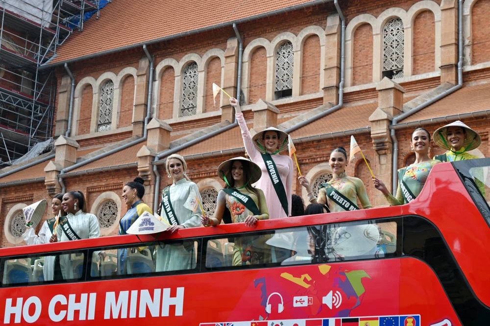 Các thí sinh cuộc thi Miss Earth tham gia đồng hành cùng Tuần lễ Du lịch TPHCM. Ảnh: QUỐC THANH