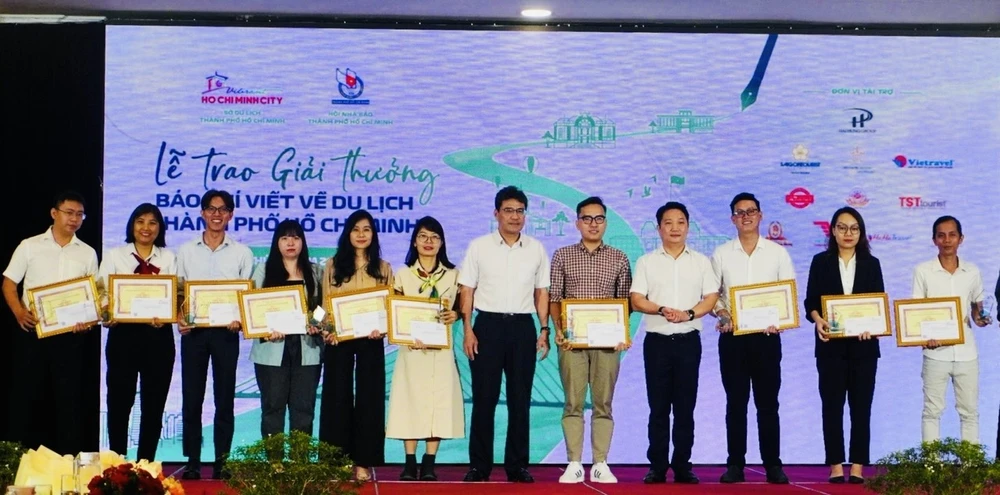 Ông Lê Trương Hiền Hòa, Phó Giám đốc Sở Du lịch TPHCM tặng giấy khen cho các tác giả đoạt “Giải thưởng báo chí viết về du lịch TPHCM” năm 2023 anh-pv-dat-giai-5787.jpg