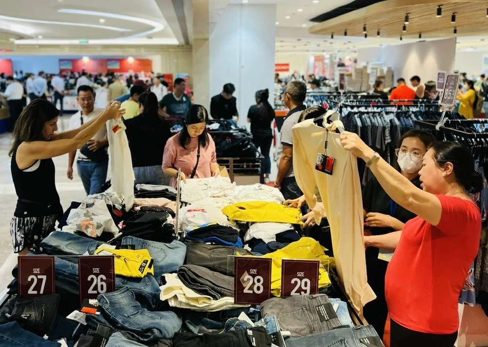 Nhiều mặt hàng được khuyến mãi đậm tại DAFC từ 15 đến 17-12 khach-chon-mua-hang-khuyen-mai-tai-dafc-1752.jpg