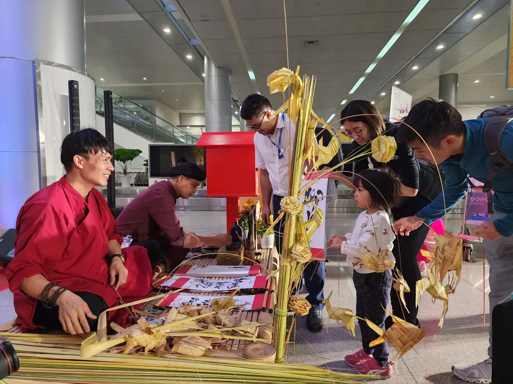 Khách tìm hiểu về loại hình thư pháp, các trò chơi dân gian khach-tim-hieu-ve-cac-tro-choi-dan-gian-5969.jpg