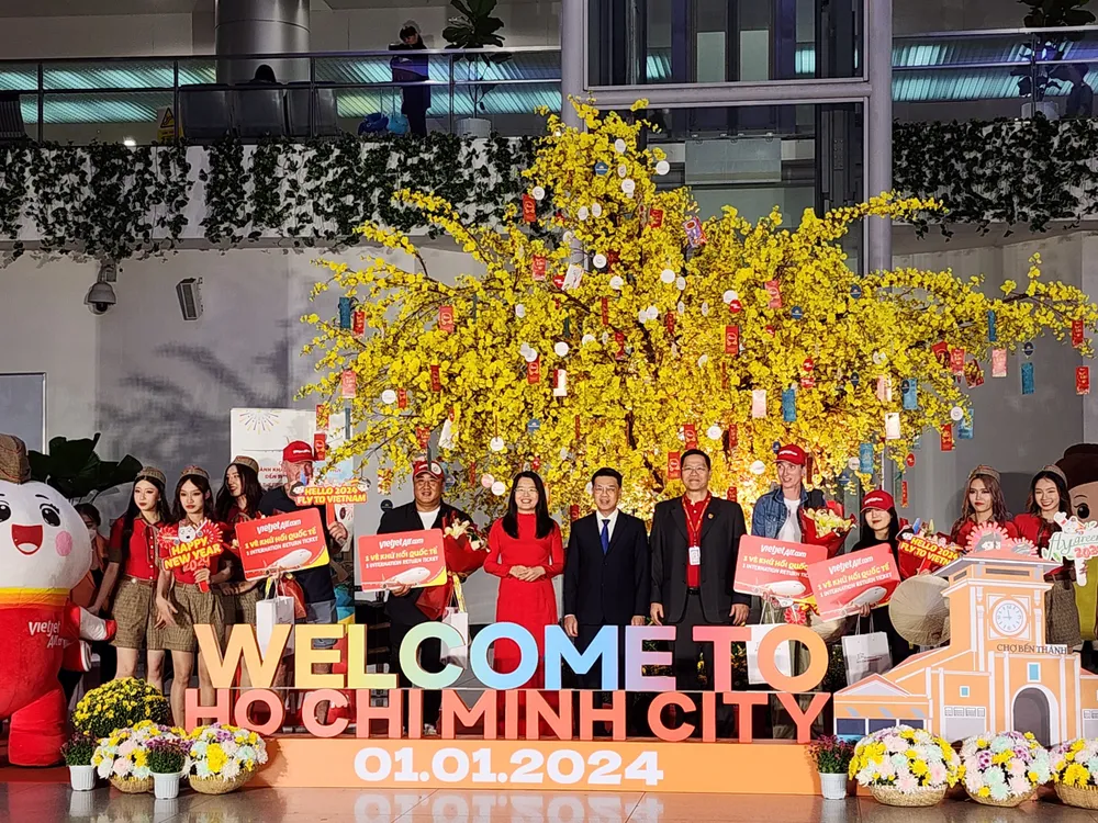 Lãnh đạo ngành du lịch TPHCM tặng hoa chúc mừng các vị khách xông đất TPHCM đầu năm 2024 lanh-dao-nganh-du-lich-tphcm-tang-hoa-chuc-mung-cac-vi-khach-xong-dat-tphcm-2024-9921.jpg