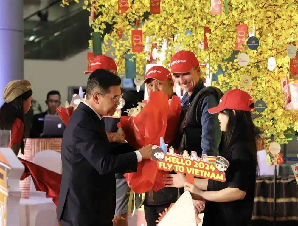 Phó Chủ tịch UBND TPHCM tặng hoa chúc mừng những vị khách đầu tiên "xông đất" TPHCM ong-dung-tang-hoa-116.jpg
