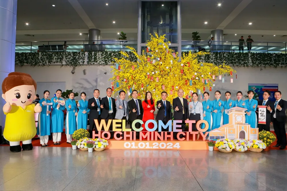 Phó Chủ tịch UBND TPHCM Nguyễn Văn Dũng cùng lãnh đạo Sở Du lịch TPHCM, Vietnam Airlines đón đoàn khách du lịch sáng 1-1 vietnam-airlines-don-khach-xong-dat-8469.jpg