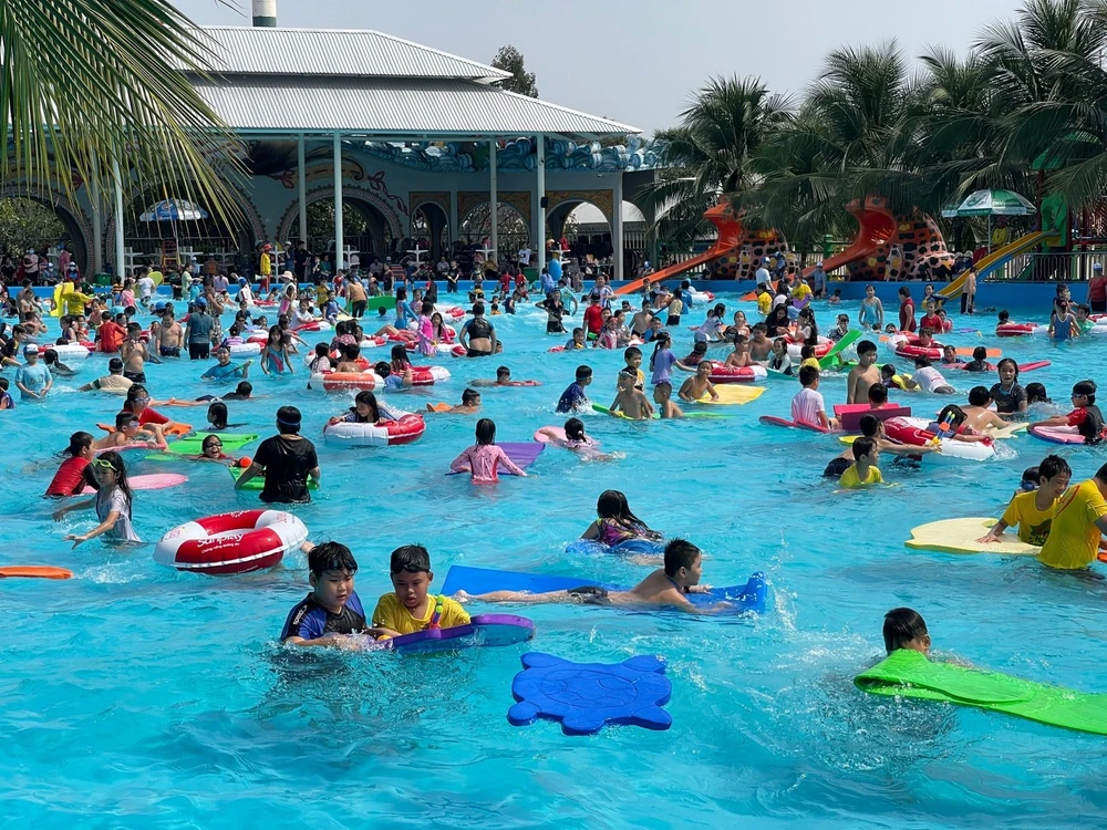Các em nhỏ tắm tại biển Tiên Đồng thuộc Khu du lịch Văn hóa Suối Tiên cac-em-nho-tam-tai-bai-bien-tien-dong-87.jpg