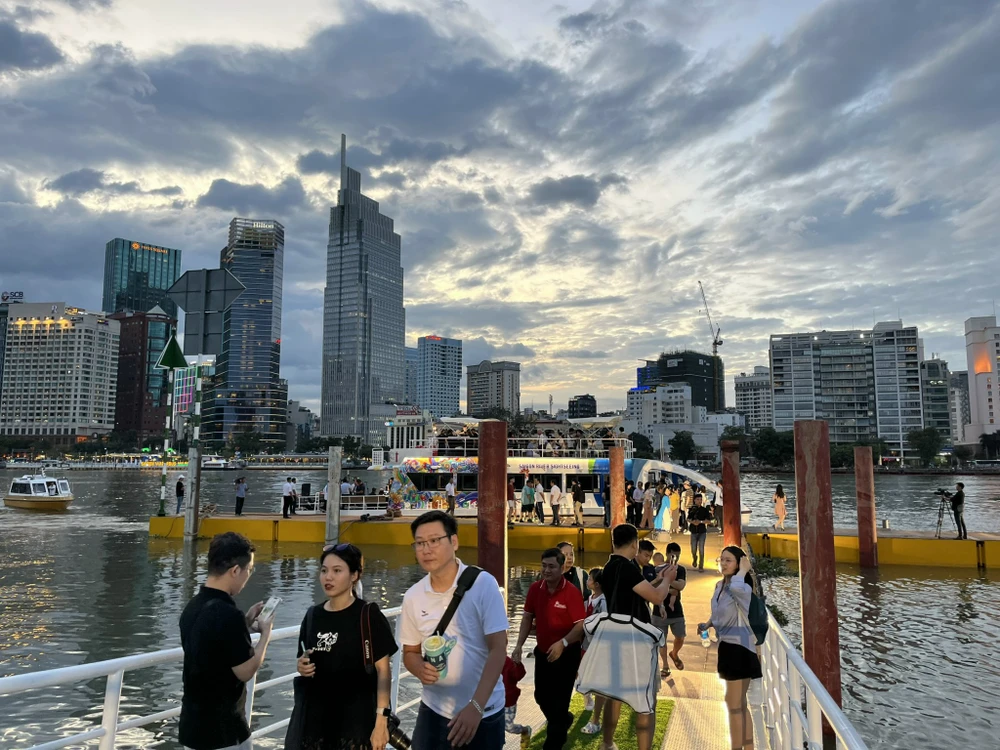 Người dân, du khách tấp nập tham quan Sài Gòn về đêm bằng tàu hai tầng Saigon WaterGo, các tuyến buýt sông... nguoi-dan-du-khach-tap-nap-tham-quan-sai-gon-ve-dem-9273.jpg