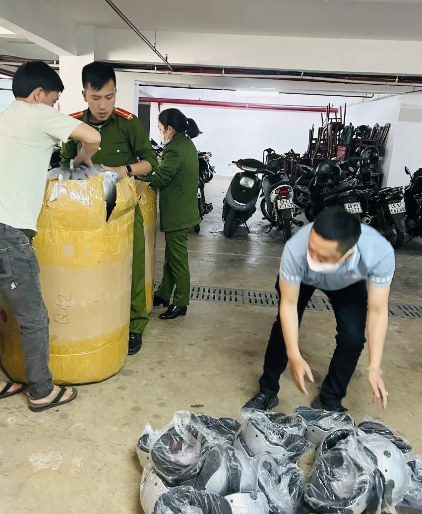 Cơ quan chức năng phát hiện lô hàng nón bảo hiểm giả mạo thương hiệu Nón Sơn giả mạo Nón Sơn.jpg