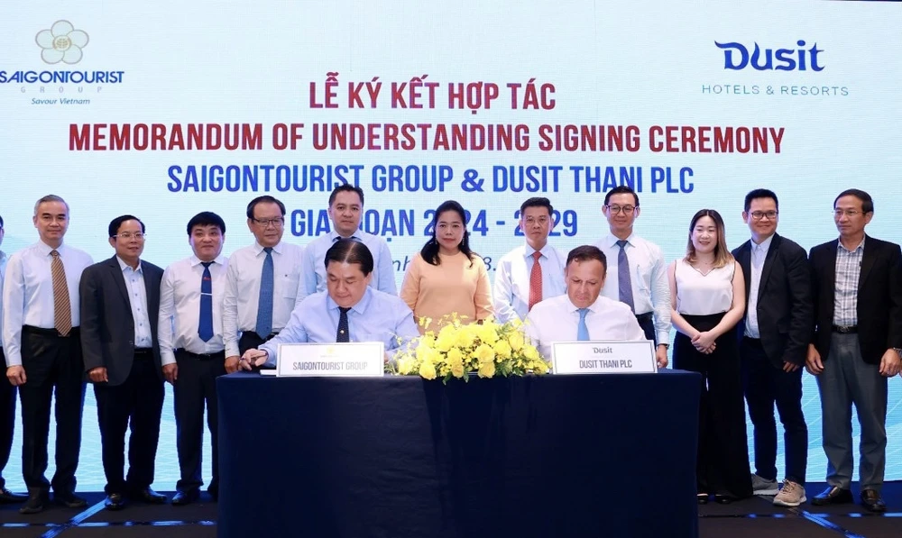 Phó Chủ tịch UBND TPHCM Nguyễn Văn Dũng tham dự lễ ký kết hợp tác giữa Saigontourist Group và Tập đoàn Dusit Thani